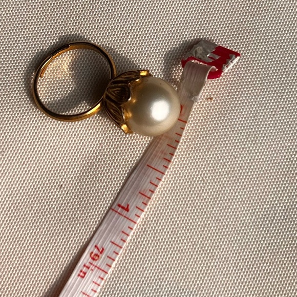 Vintage unsigned Miriam Haskell‎ Faux Pearl Gold-Tone Baroque adjustable ring - Picture 3 of 7